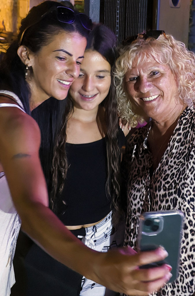 Myriam sa maman Criri Grignani en mode selfie